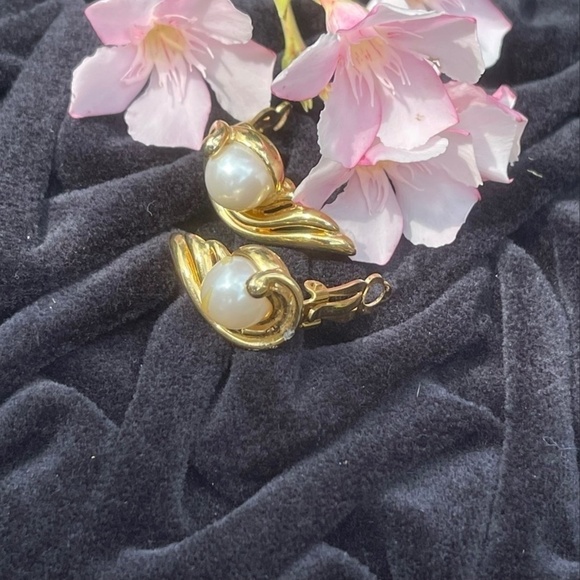 Vintage Signature Marvella Swirl GoldTone Faux Pearl Clip On Earrings - Picture 3 of 5